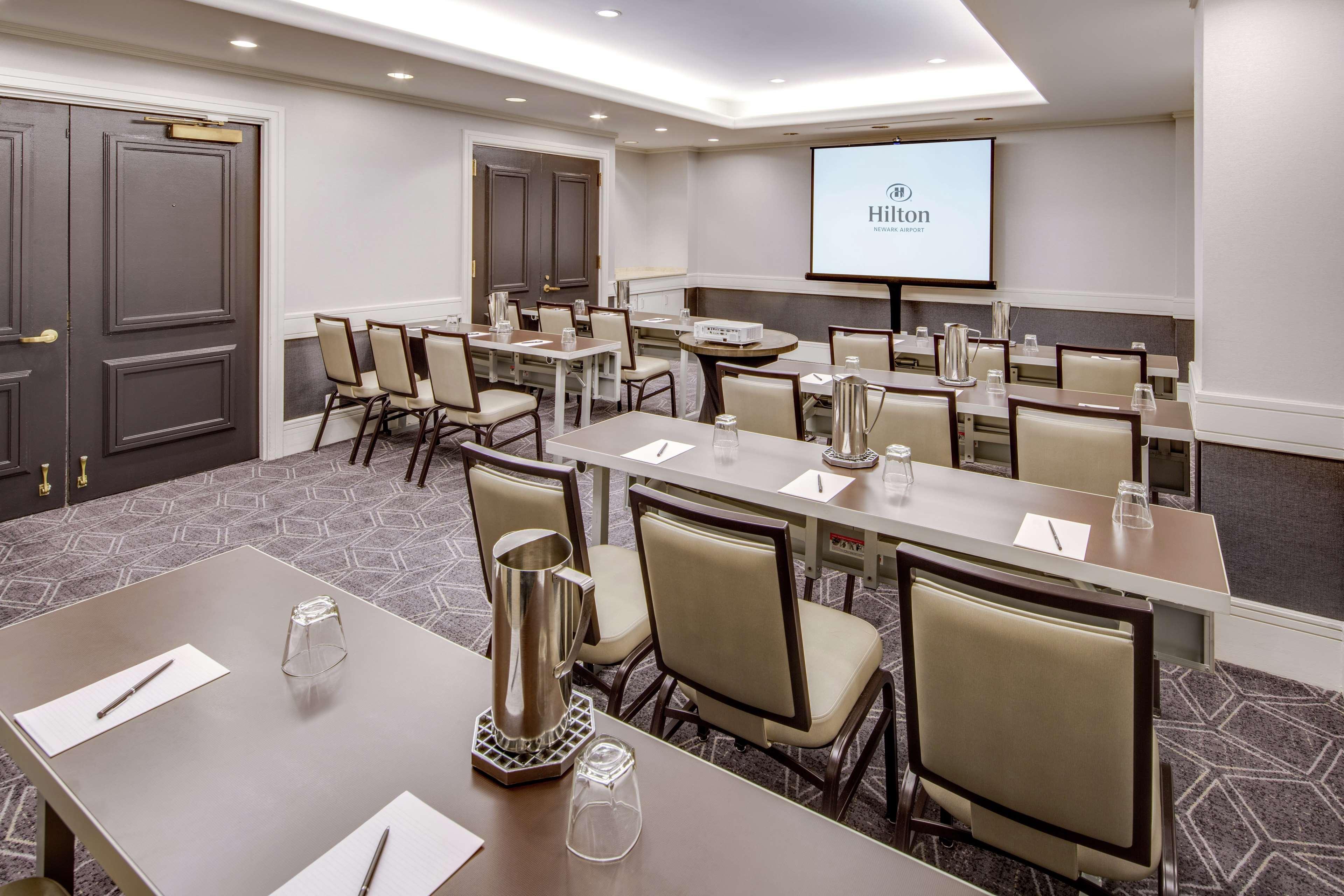 Hilton Newark Airport 3*